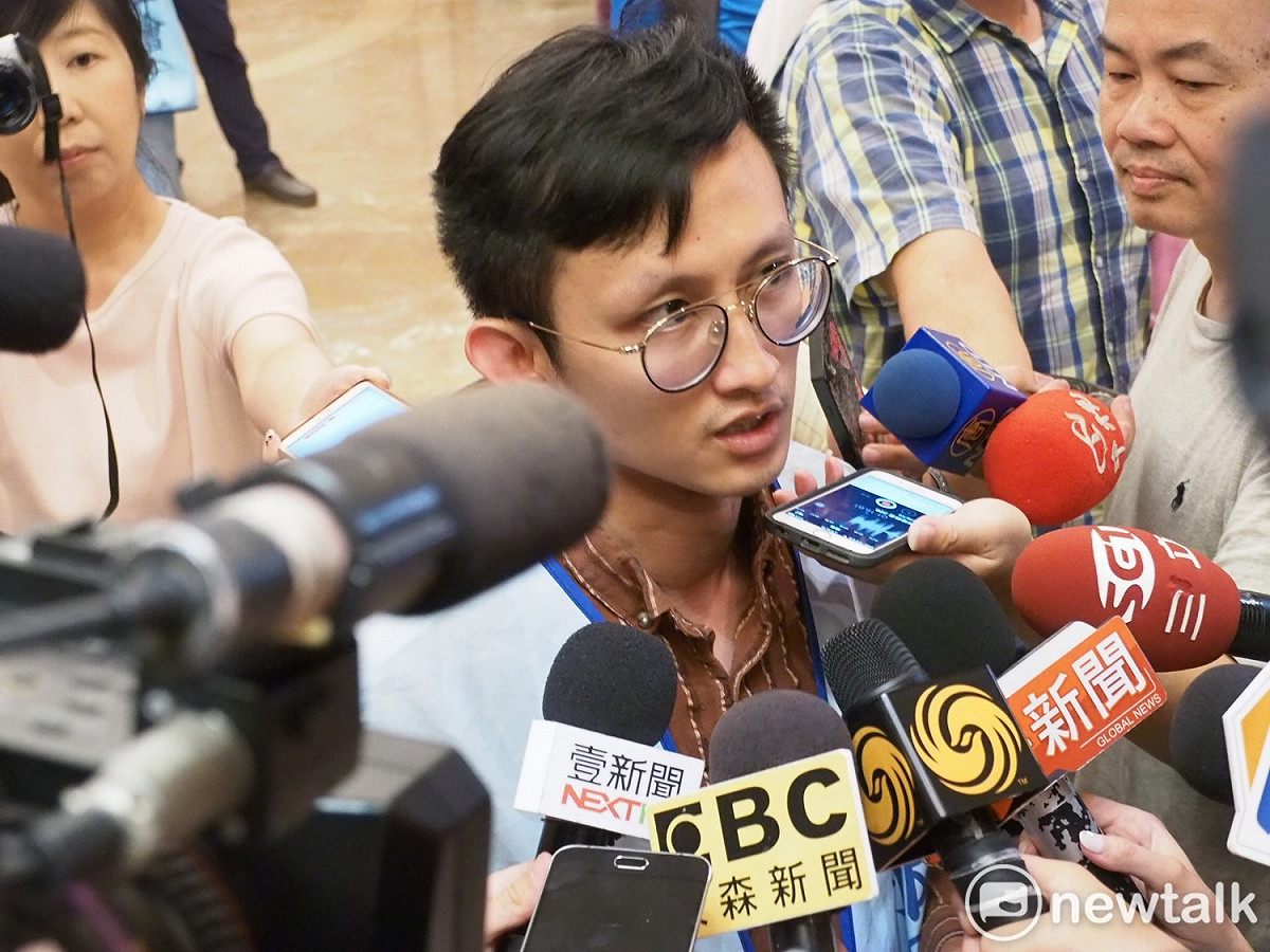 空服員工會副秘書長周聖凱於休息時間受訪表示，雙方目前僅針對第一項「不秋後算帳」各自表述，下一輪才會進入實質討論。  圖：林昀真／攝