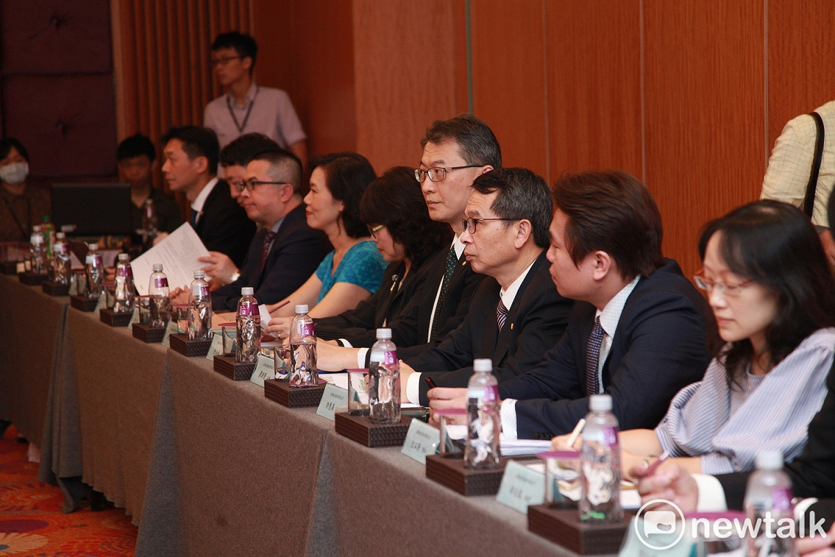 長榮勞資今天第二次協商，上午僅討論１小時後，中場休息超過３小時，到下午１時半才開始第二輪討論。 圖：林昀真／攝
