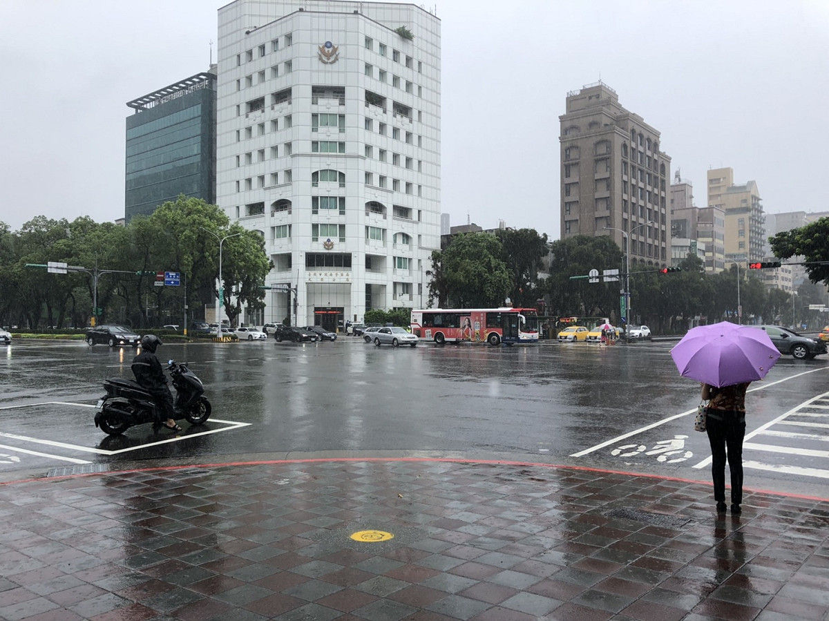 氣象局針對北部4縣市發布大雷雨即時訊息。 圖：林芷湲／攝