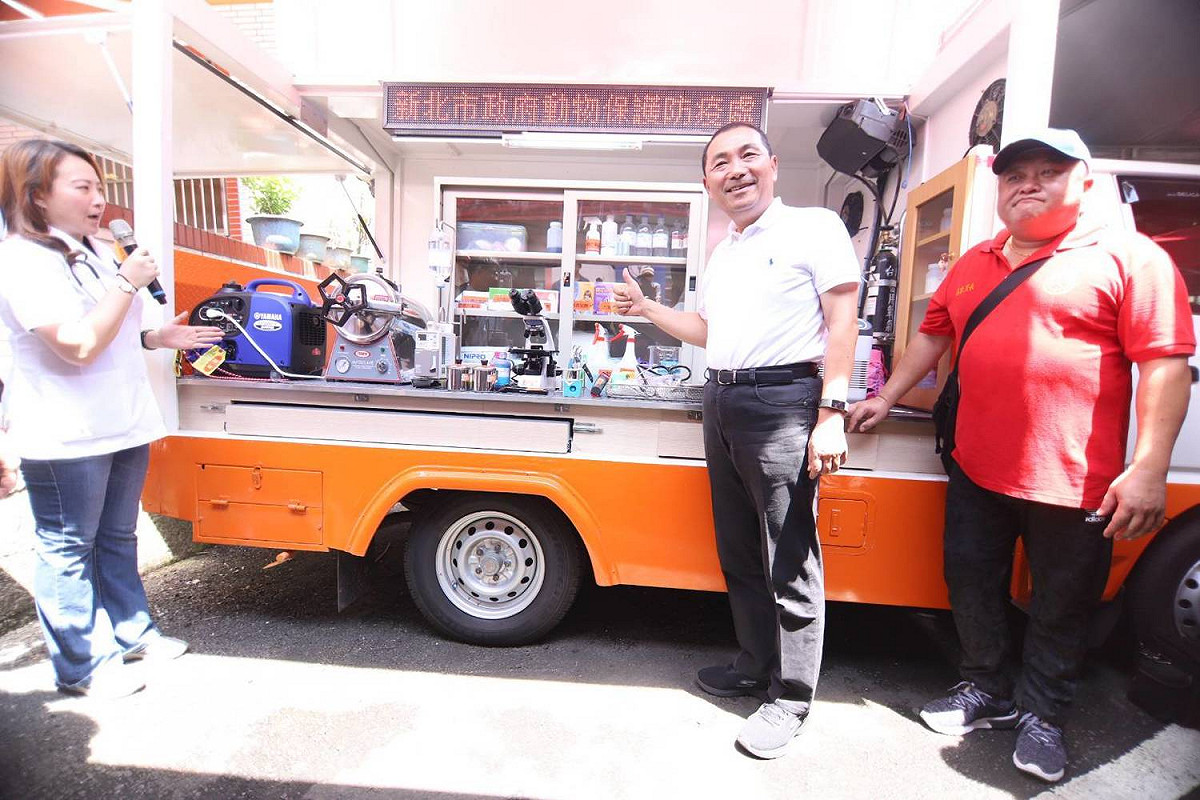 新北市府打造動物醫療巡迴車，配備各種醫療設備、藥劑，提升偏鄉動物醫療水準。 圖：新北市政府提供