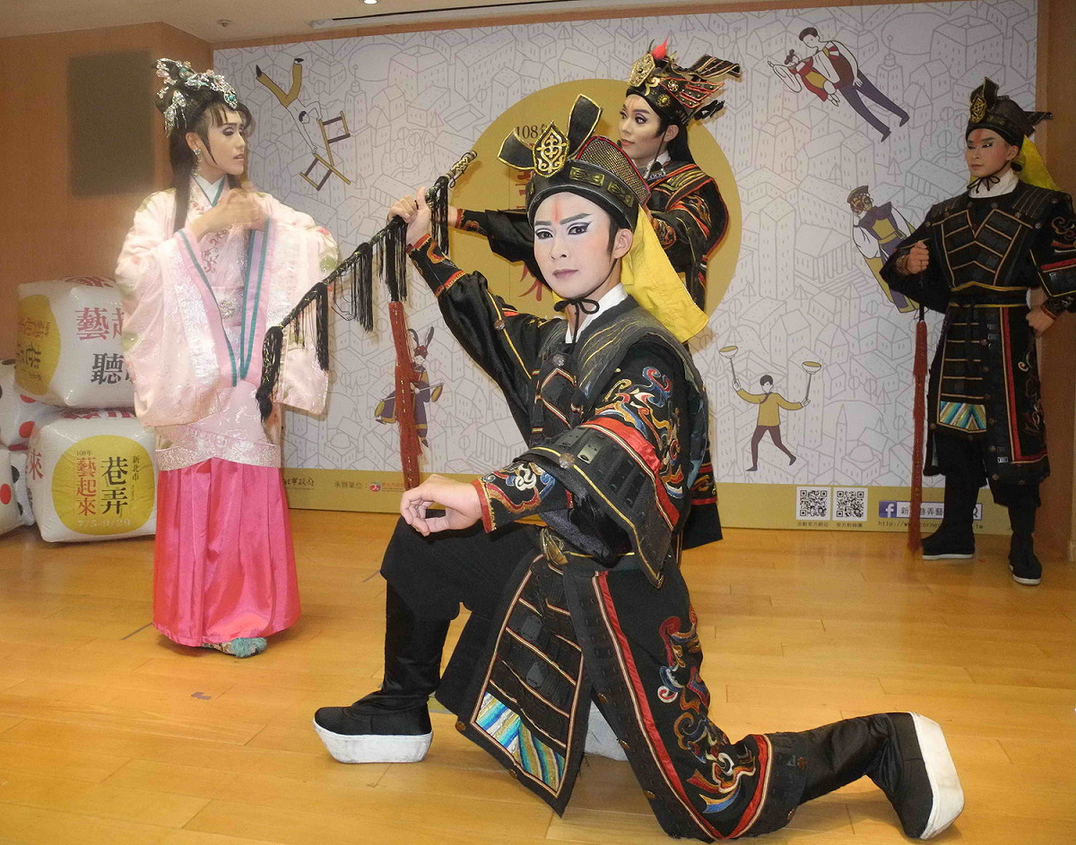 「明華園戲劇團」的青年軍，在「108年新北市巷弄藝起來巡演」記者會示範演出開幕好戲「逐鹿天下」。  圖：王峻昌/攝