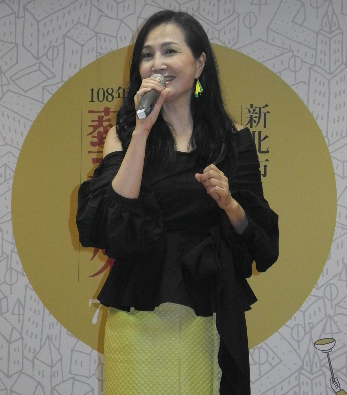 民歌學生情人于台煙在「108年新北市巷弄藝起來巡演」記者會，用甜美歌聲引領大家重溫校園民歌。  圖：王峻昌/攝