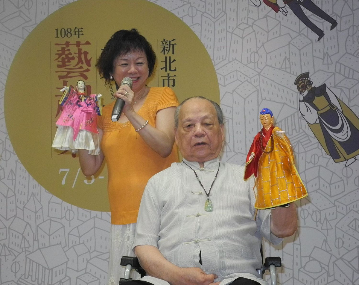 布袋戲「戲狀元」許王在「108年新北市巷弄藝起來巡演」記者會，示範精緻的掌中藝術。 圖：王峻昌/攝