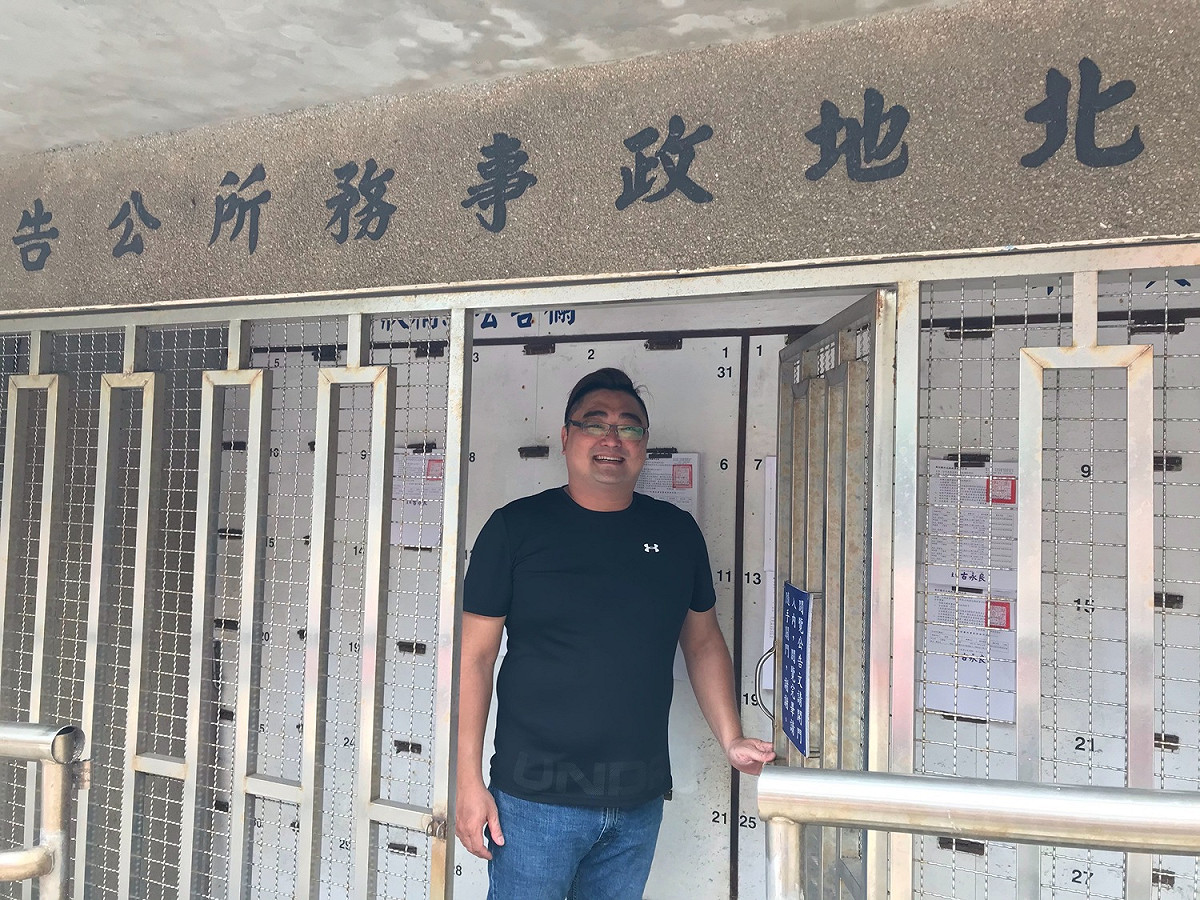竹北地政事務所的公告欄在鐵籠子裡面，市民代表朱健銘擔心會衍生意外。 圖／記者常似虎攝，2019.07.02
