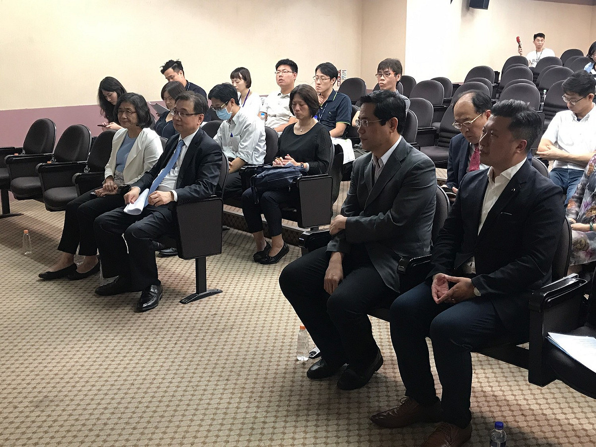 民進黨市議員張志豪 (右一)、立委江永昌 (右二)與產官學界，一起討論灰磘地區的發展。 圖：張志豪提供