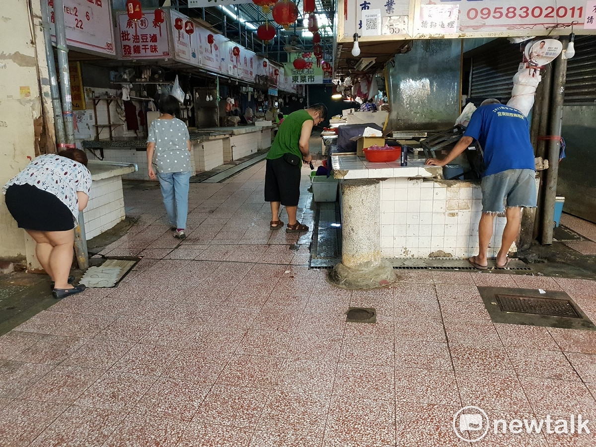 為防範登革熱疫情蔓延，台南市正針對菜市場等處進行疫媒蚊清除工作。 圖：黃博郎/攝