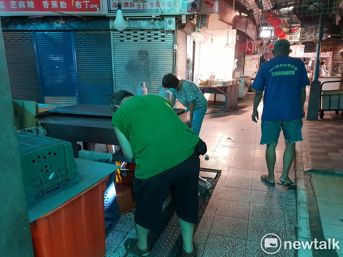 為防範登革熱疫情蔓延，台南市正針對菜市場等處進行疫媒蚊清除工作。 圖：黃博郎/攝