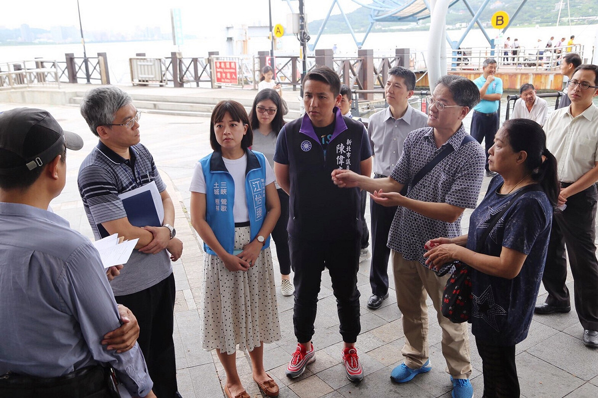 新北市議員江怡臻、陳偉杰邀市府官員到淡水商圈會勘，為街頭藝人爭取優質展演環境及條件，但李炳輝卻二度中風住院，未能參與。 圖：江怡臻提供