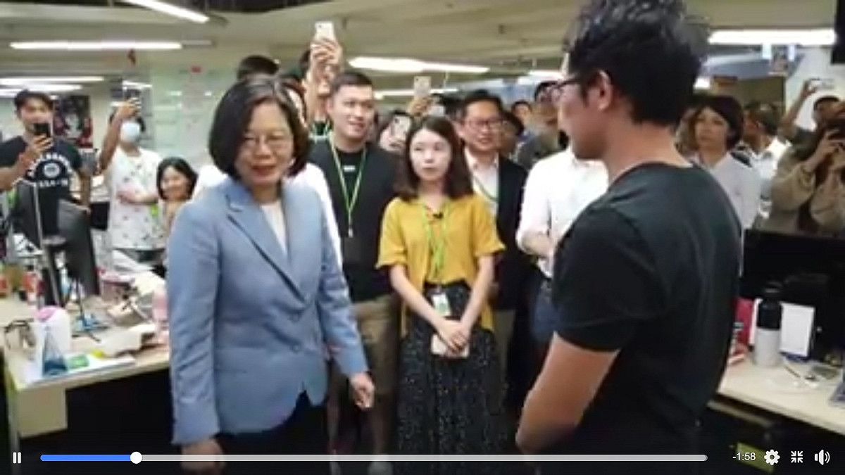 總統蔡英文參觀Gogolook公司。 圖：翻拍自蔡英文臉書