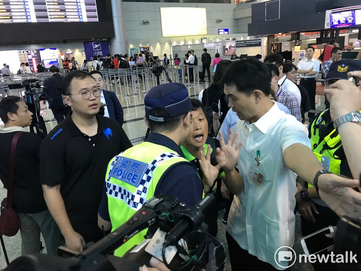 台北市長柯文哲今啟程赴中國，台灣國成員到機場抗議。 圖：周煊惠 ／攝