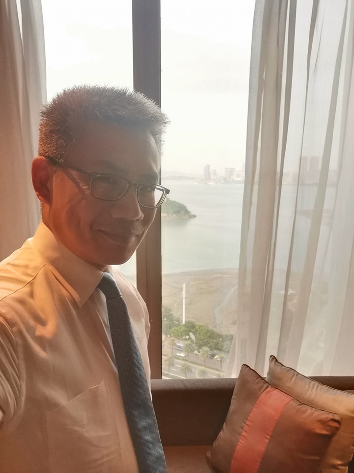資深媒體人羅友志分享從社會記者轉戰評論政治，坦言「有點適應不良」。 圖：翻攝自 羅友志oo有事找友志 臉書