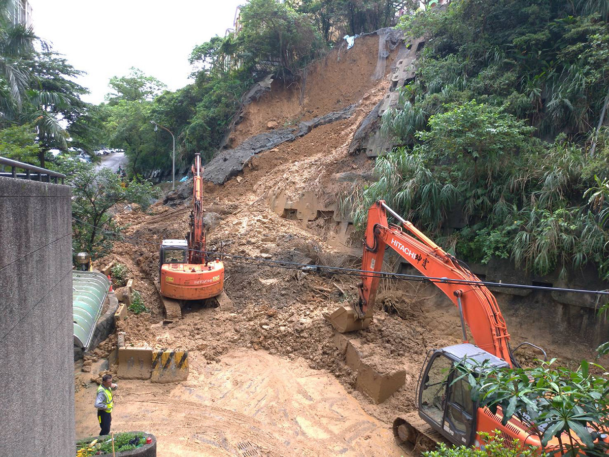 新北市汐止區秀山路137號處繼6月底發生坍方，因土質含水量過高，加上昨天豪雨，今天清晨許再度發生土石坍方。  圖：新北市消防局提供