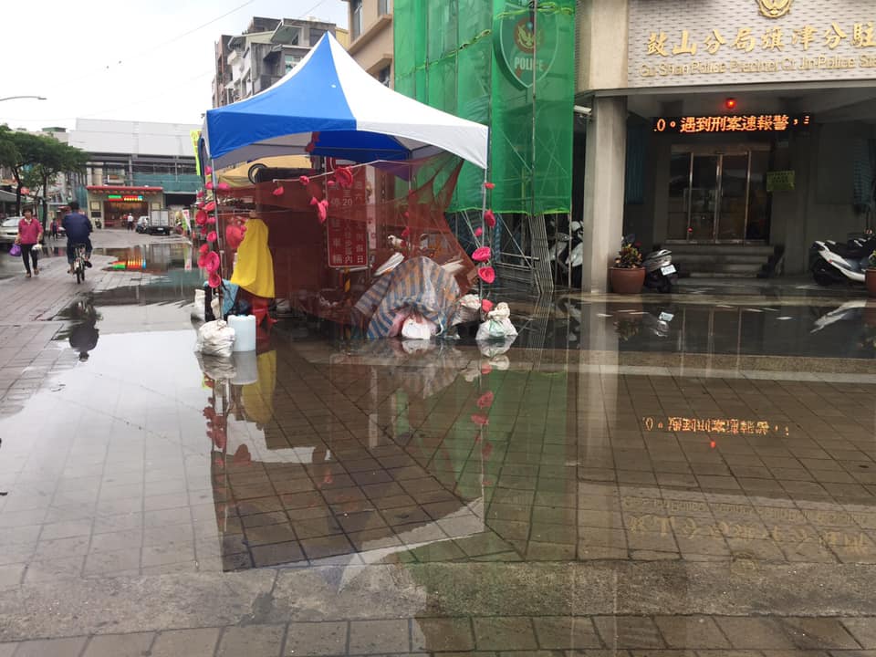 高雄市旗津3日發生「晴天水患」；高市警旗津分駐所前有7到8公分積水，道路兩側也鬧水患；原因是「海水倒灌」。 圖：翻攝煥然一新 簡煥宗臉書，杜仲提供