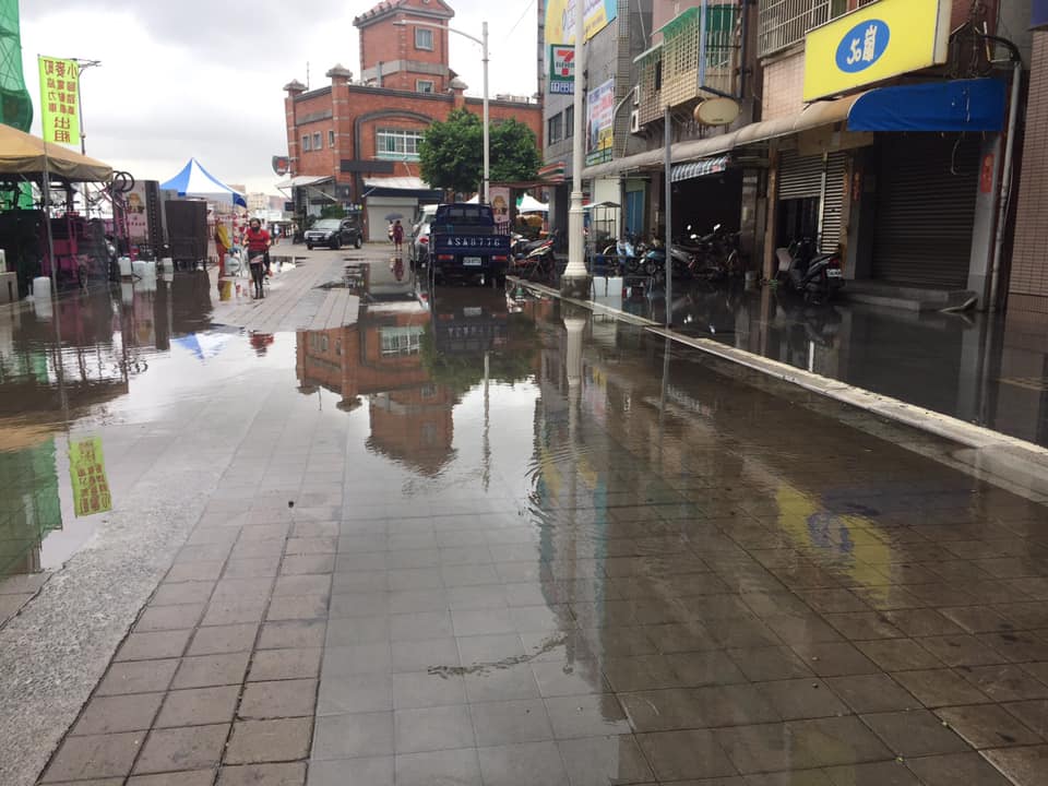 高雄市旗津3日發生「晴天水患」；高市警旗津分駐所前有7到8公分積水，道路兩側也鬧水患；原因是「海水倒灌」。 圖：翻攝煥然一新 簡煥宗臉書，杜仲提供