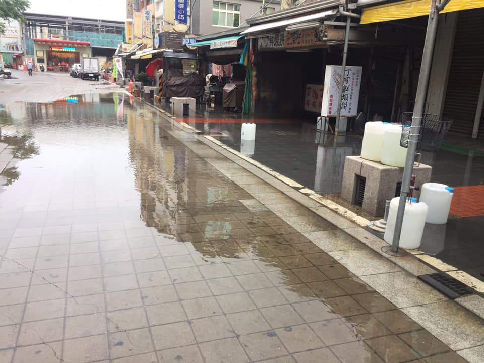 高雄市旗津3日發生「晴天水患」；高市警旗津分駐所前有7到8公分積水，道路兩側也鬧水患；原因是「海水倒灌」。 圖：翻攝煥然一新 簡煥宗臉書，杜仲提供
