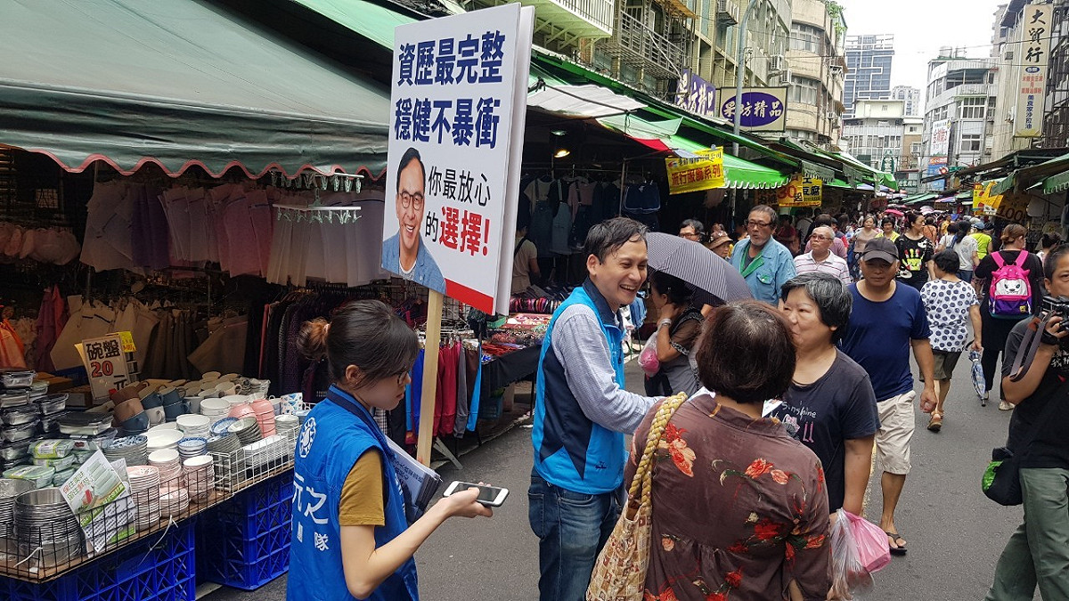 葉元之前往板橋福德市場掃街。 圖：葉元之辦公室提供