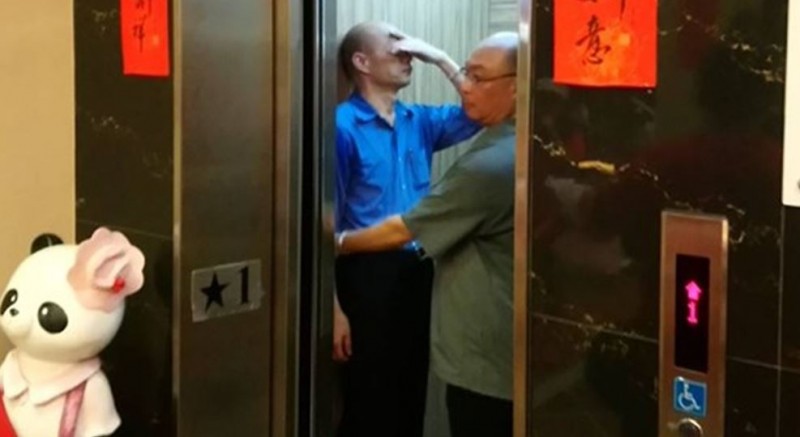 高雄市長韓國瑜近來頻頻造勢，疲態被網友捕獲，不少網友戲稱是否前一晚喝多了在宿醉。 圖：擷自2020韓國瑜總統後援會臉書社團