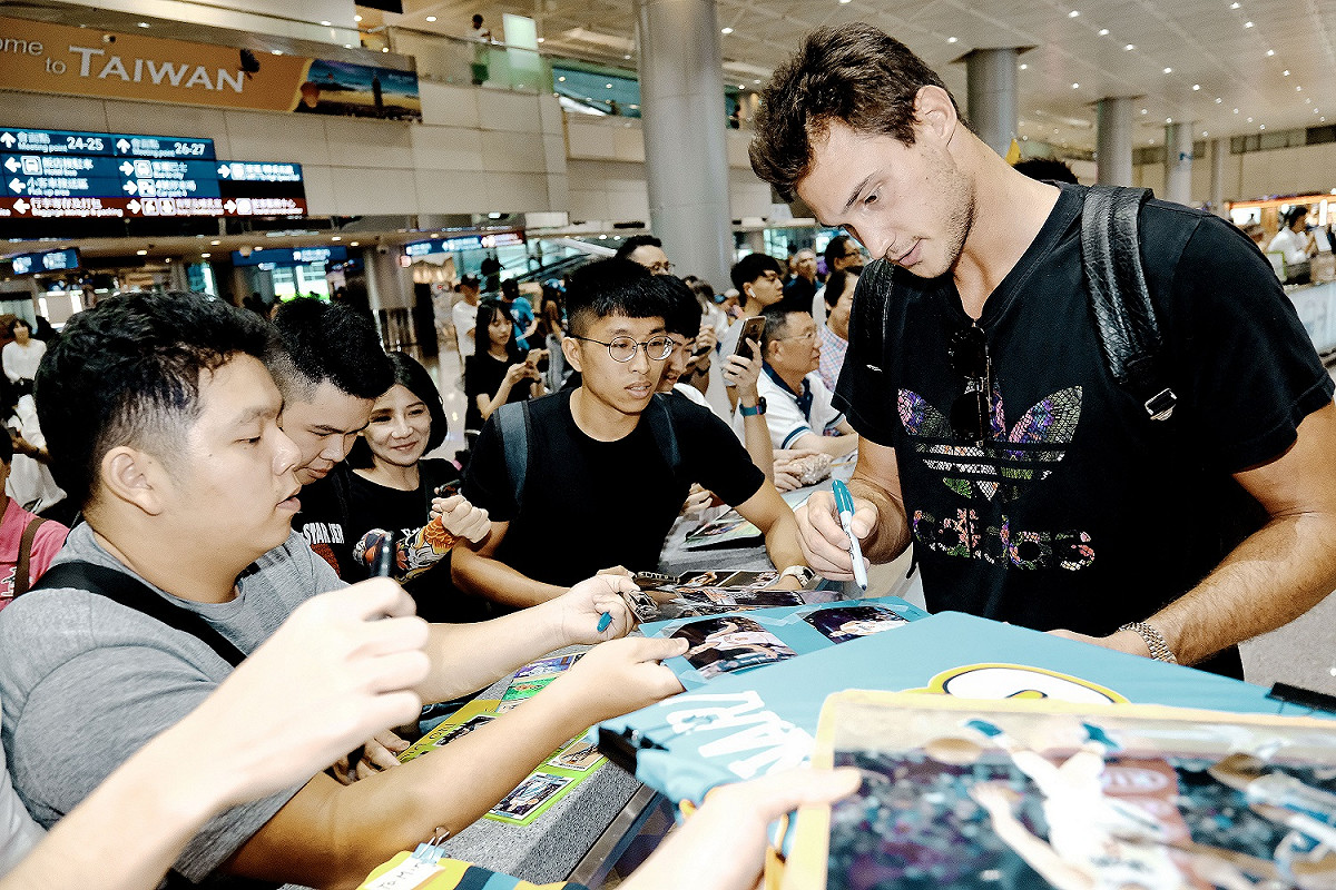 NBA洛杉磯快艇球星Danilo Gallinari(戴尼洛‧蓋里納利)今天上午抵台，7月6日、7日將現身信義香堤廣場，為國泰NBA 3x總決賽站台。 圖／主辦單位提供