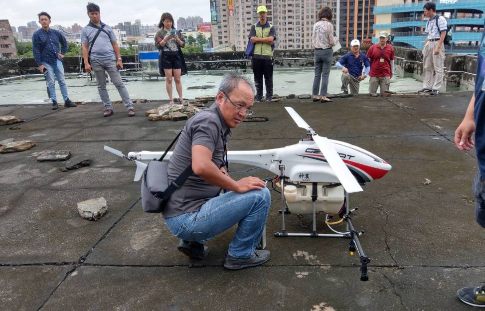 高雄市衛生局三民衛生所商請國衛院蚊媒中心徵召經緯航太的「神農機」進行空中精準噴灑滅蚊的防治作業。 圖：翻攝羅正方臉書