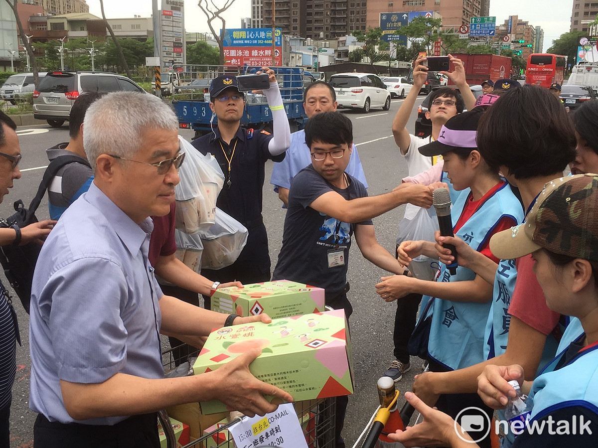 桃園市副市長李憲明（左一）奉市長鄭文燦指示，送物資到南崁罷工棚慰勞罷工空服員。 圖：林昀真／攝
