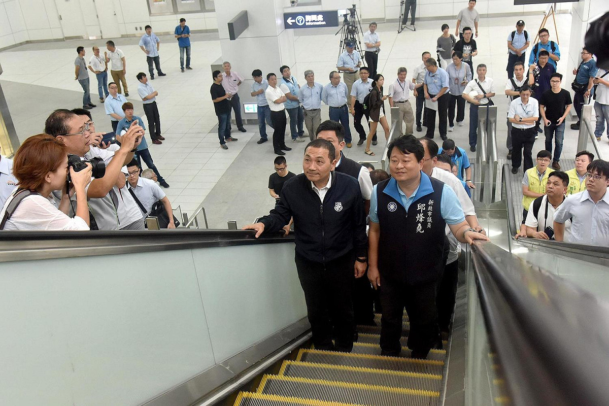 新北市長侯友宜上午與藍綠議員，到捷運環狀線中和站視察站體等工程進度、指示降噪及土地開發情形。 圖：新北市政府提供