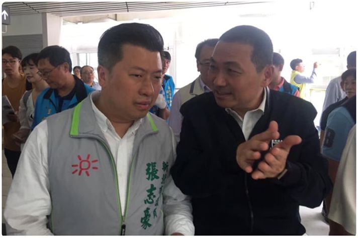 新北市長侯友宜與市議員張志豪討論捷運環狀線沿線的噪音、招商問題。 圖：張志豪服務處提供