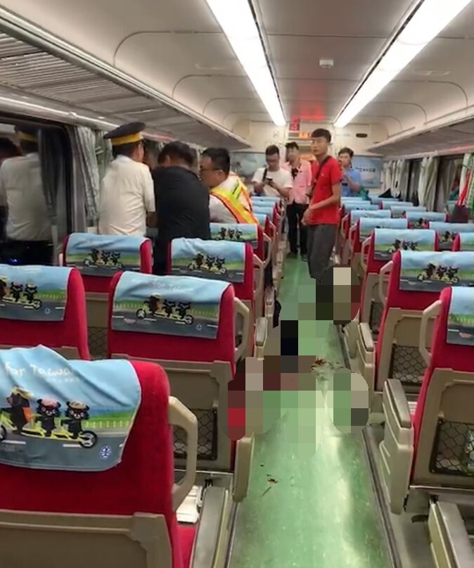 昨（3）日台鐵152次自強號發生旅客砍人事件，上車處理該事件的鐵路警察局嘉義分駐所的26歲李姓警員於8點27分搶救無效宣告不治殉職。 圖：翻攝自網路影片