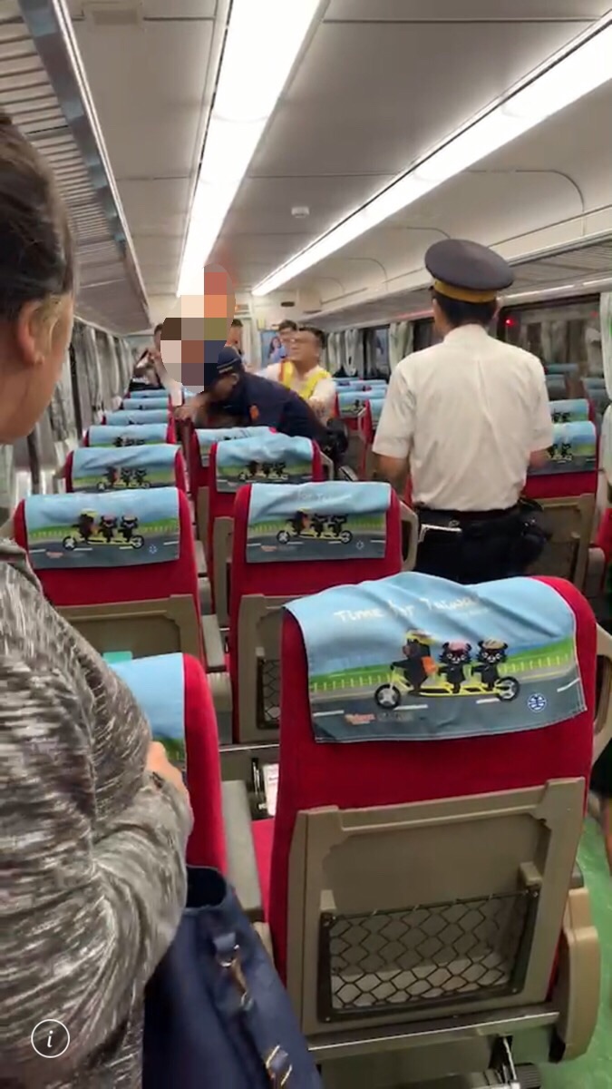 台鐵嘉義站自強號車廂今晚驚傳砍人濺血事件。 圖：翻攝自網路影片