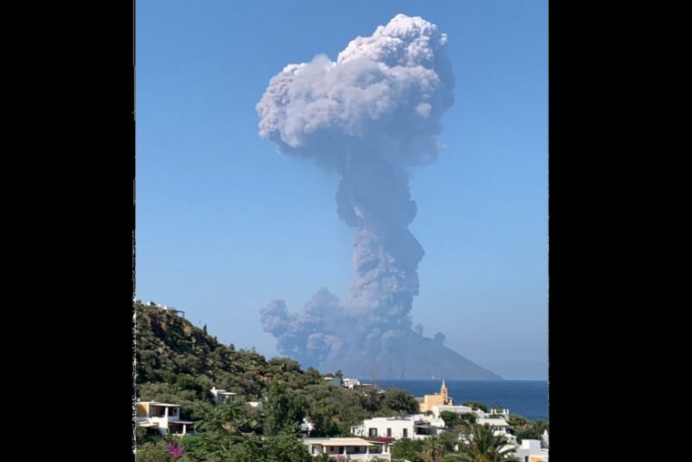 義大利斯特龍伯利島火山3日下午14時46分左右，一連發生2起巨大的爆炸事件，煙霧直升2公里高雲霄。 圖：翻攝自新加坡義大利協會推特