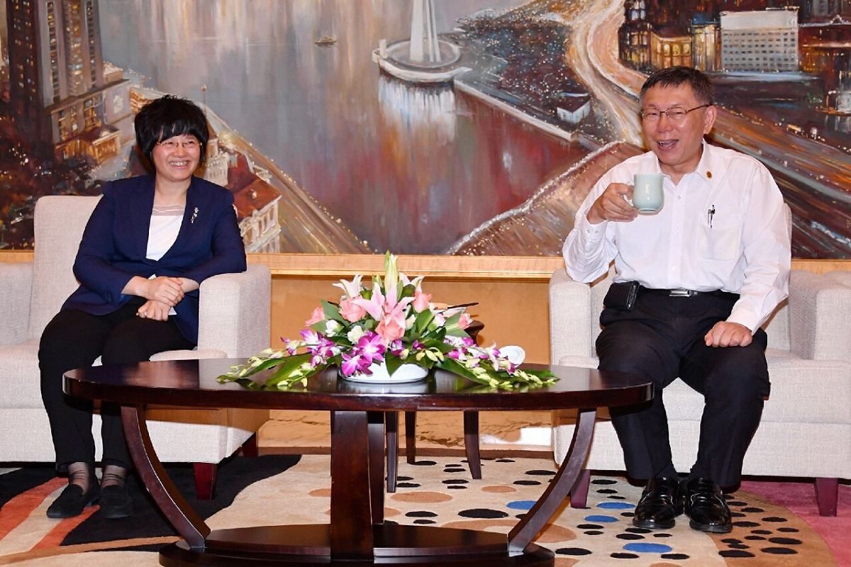 台北市長柯文哲（右）這次赴中難得穿皮鞋上陣，左為上海市副市長宗明。 圖：北市府 / 提供