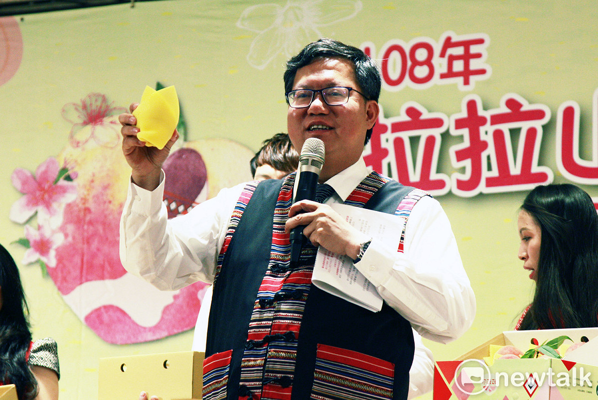 鄭文燦說，認明「果皮表面有細緻絨毛」、「底部渾圓」與「柄部有溝」這3大特徵，才是正宗的拉拉山水蜜桃。 圖：林昀真/攝