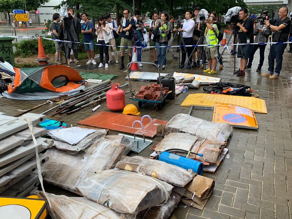 香港警察3日持續在立法會大樓內外進行搜證，並稱對於所有非法及暴力行為，必定會跟進到底。 圖：翻攝自香港警察臉書