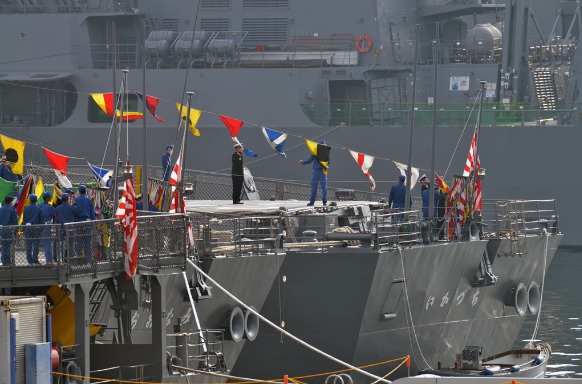 旦本令和元年的海上觀艦式邀請美國、澳大利亞、印度等盟國參加，獨渥韓國。圖為平成27年的觀艦式典禮。 圖：翻攝自日本海上自衛隊/海幕 伊藤曹長