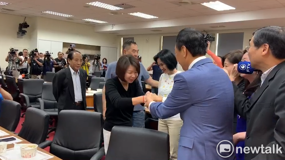 郭台銘與藍委一一握手。 圖:陳佩君/攝