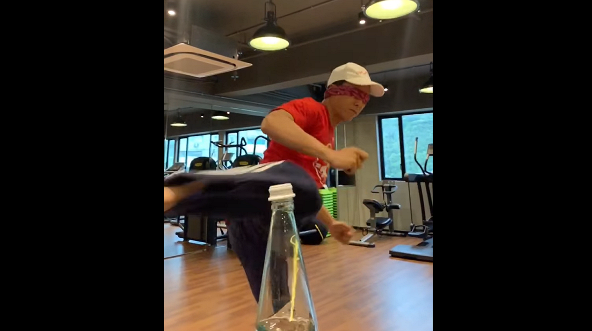 「大師兄」甄子丹也跟風挑戰近期最夯的用腳開瓶蓋。 圖／截自甄子丹臉書