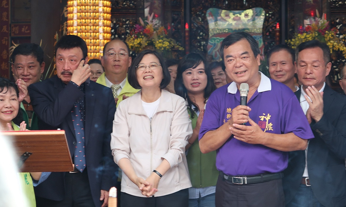 總統蔡英文4日前往三重先嗇宮參拜，並由總幹事王振隆（右二）接待。 圖：林朝億/攝