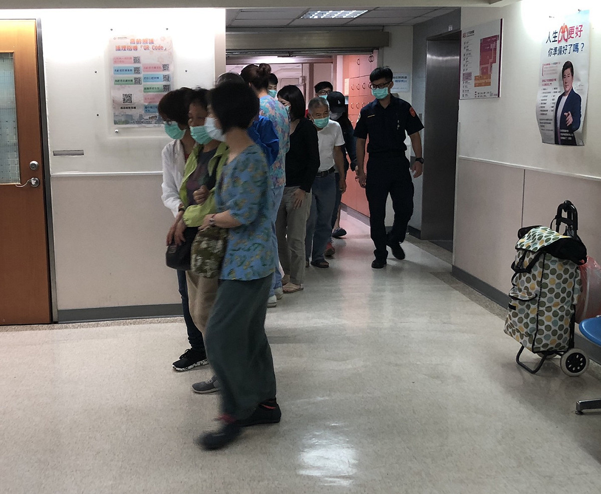 殉職員警李承翰的父母在親友攙扶下離開加護病房，他們要求法律不能縱容兇手。 圖：嘉義記者公會/提供