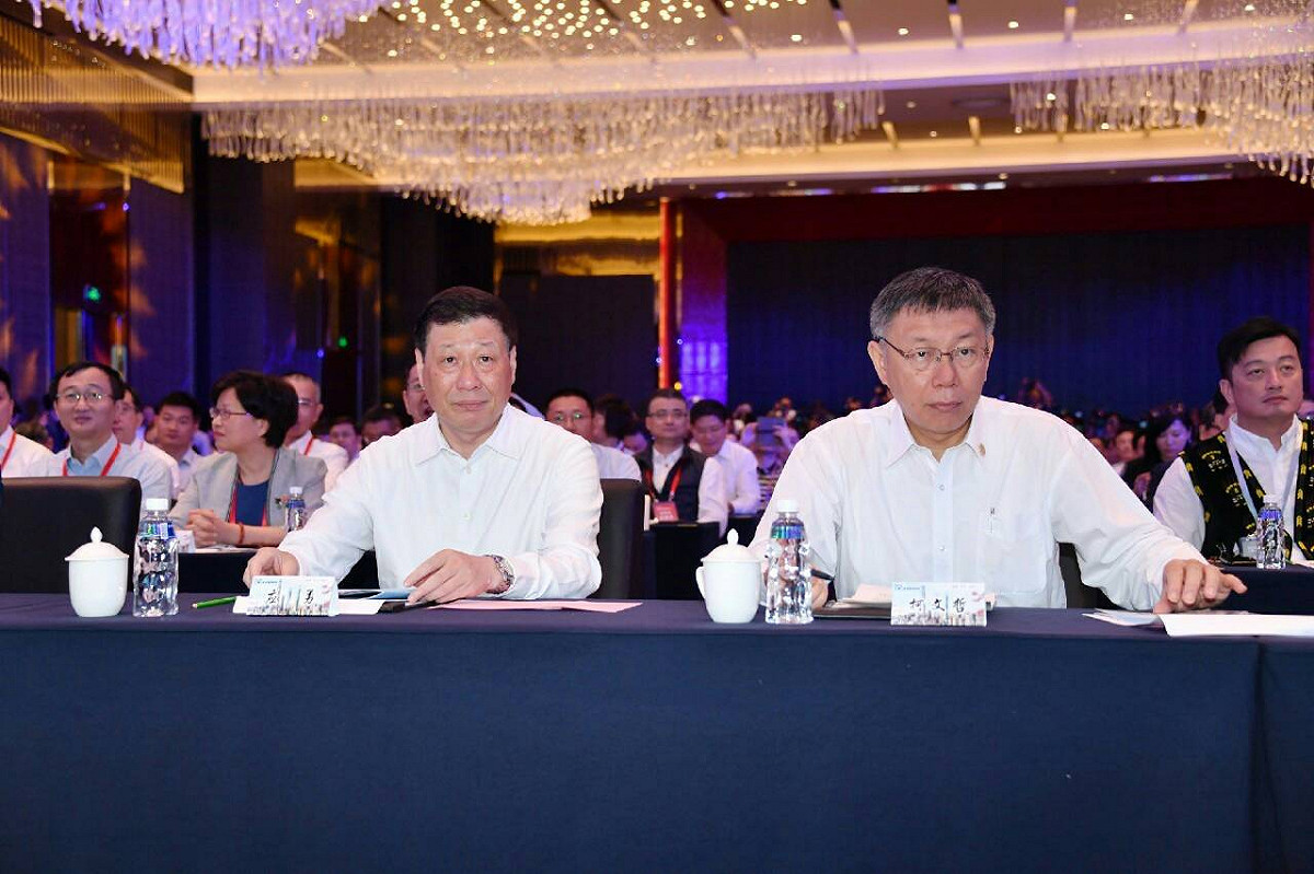 台北市長柯文哲（右）與上海市長應勇（左）出席雙城論壇開幕式。 圖：台北市政府 / 提供