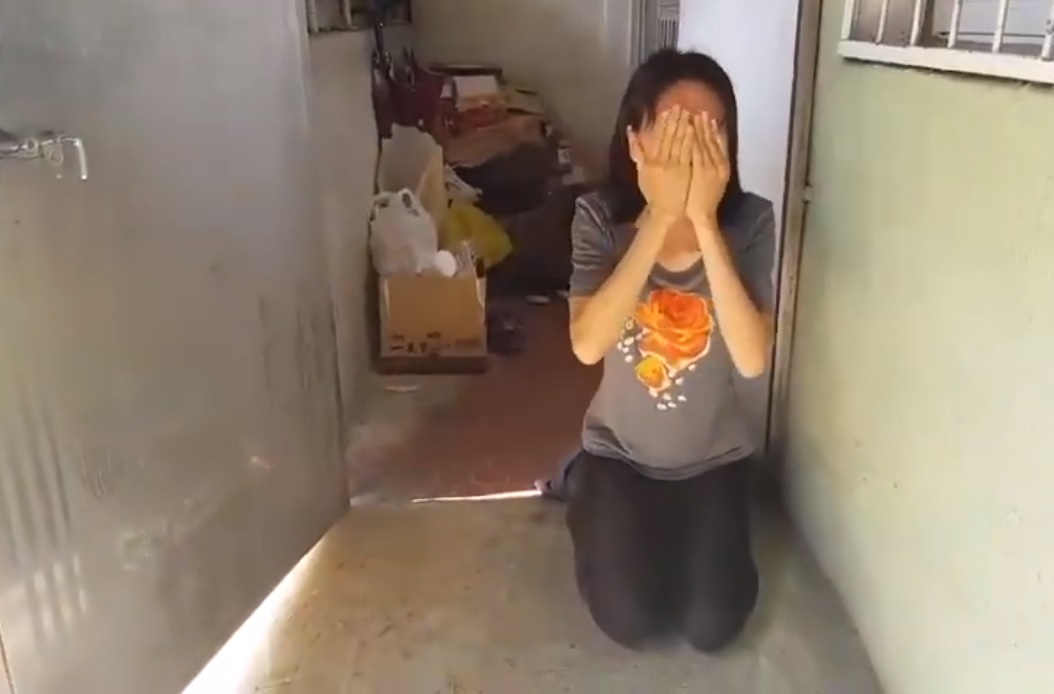 警遭乘客刺肚傷重不治，兇嫌妻子今下跪痛哭表達哀悼。 圖：翻攝自Youtube