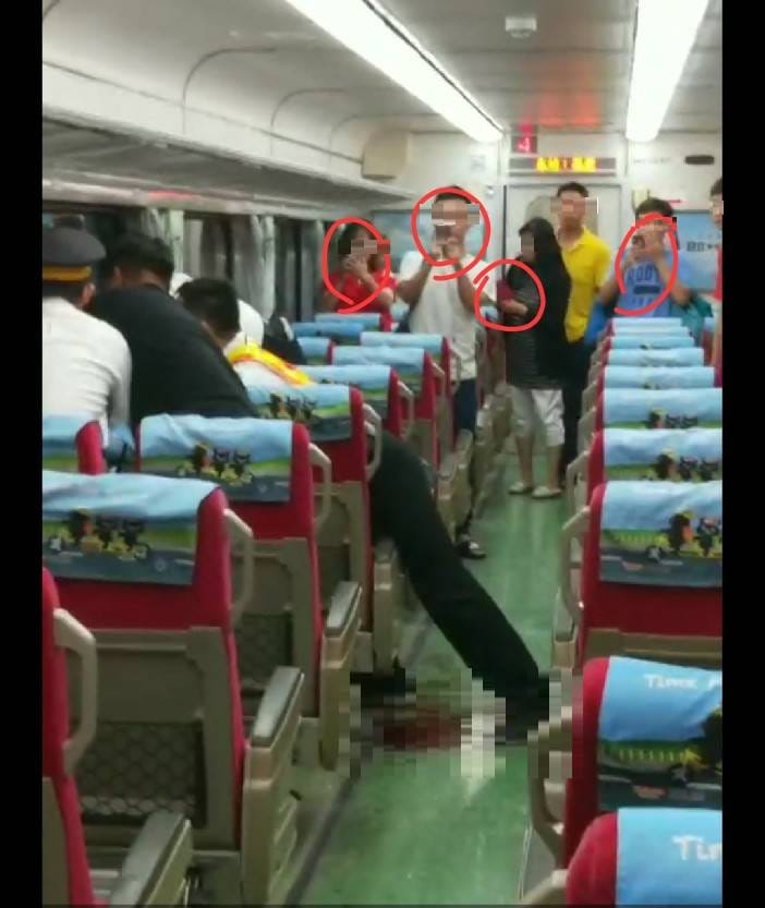 葉毓蘭評論鐵路警察遭刺殺殉職案件，對「咫尺外忙著錄影上傳的年輕朋友們」，覺得「悲涼」。 圖：翻攝葉毓蘭臉書