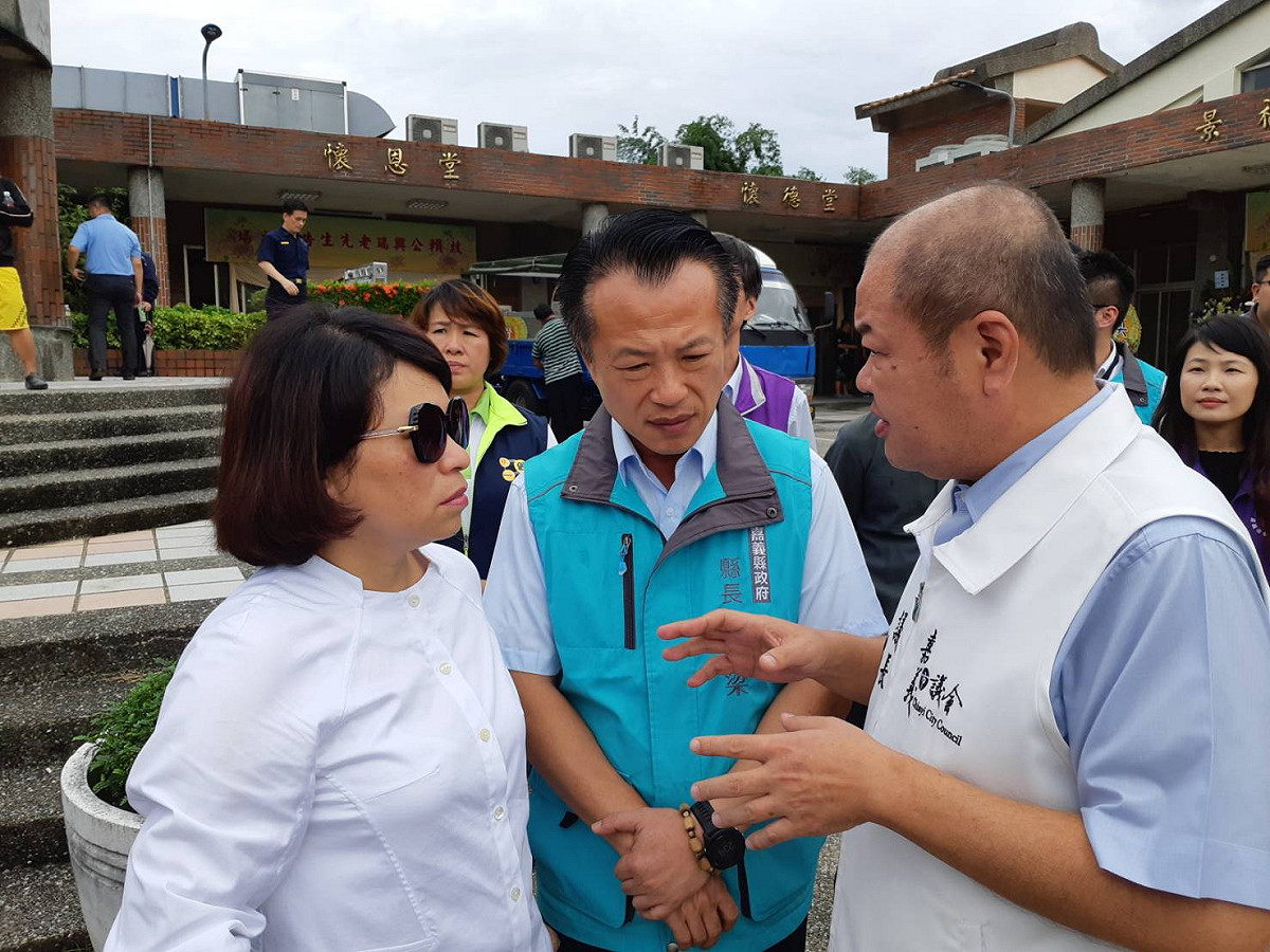 嘉義市長黃敏惠（左）、嘉義縣長翁章梁（中）以及嘉義市議會議長莊豐安下午前往李承翰靈堂弔唁，並商討後續協助。