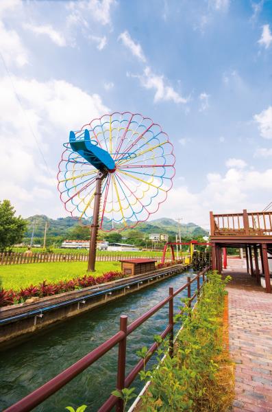 黃金小鎮位於公館鄉偏南端，在稻作收成季節與5、6月阿勃勒盛開時期，鄉間到處為黃澄澄景觀，故得名。 圖：苗栗文化觀光旅遊網／提供