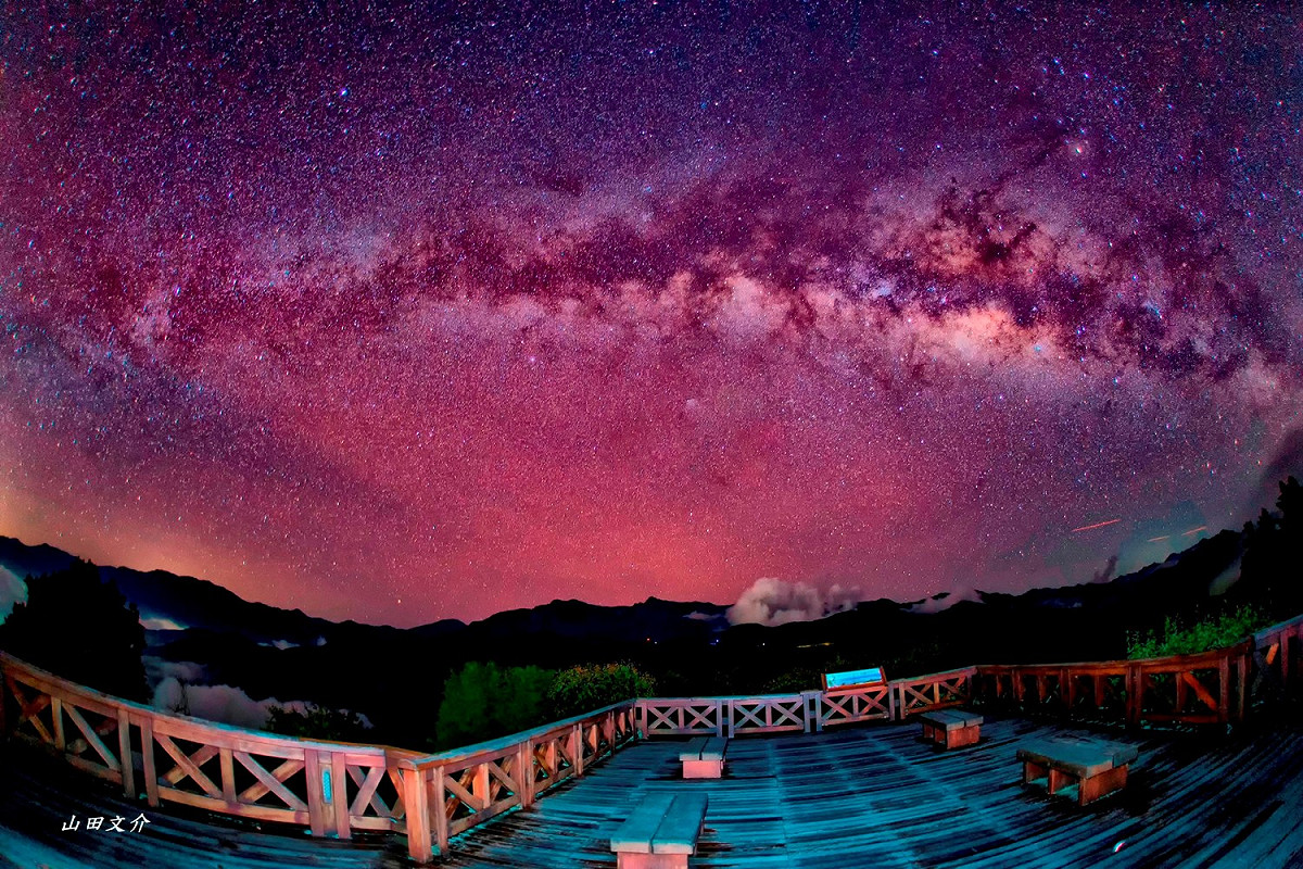 民眾可趁暑假到阿里山國家森林遊樂區觀星，用肉眼就能看到滿天星斗，輕而易舉就能把銀河美景盡收眼底。 圖：林務局嘉義林管處/提供