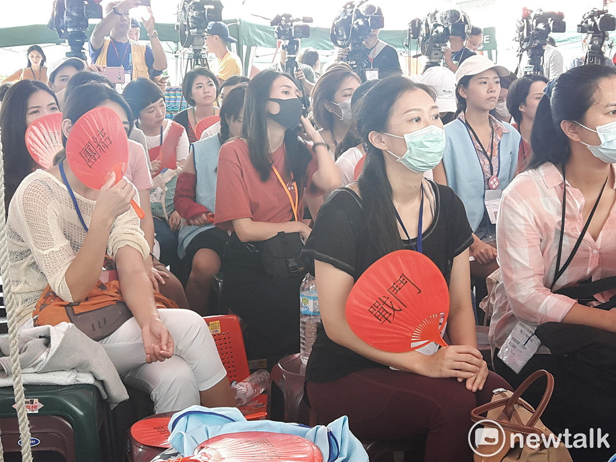 南崁罷工棚裡的空服員聽取工會幹部說明5日清晨從南崁步行至總統府的路線規劃。 圖：林昀真/攝