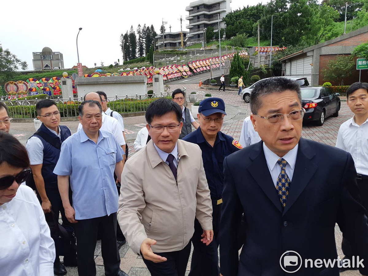內政部長徐國勇和交通部長林佳龍今（4）天下午前往嘉義靈堂弔唁殉職的鐵路警察李承翰。 圖：蔡坤龍/攝