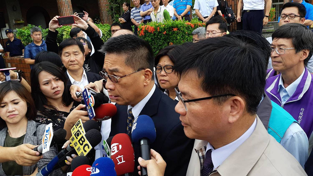 內政部長徐國勇受訪指出，相關撫恤金達1900萬元，但金錢無法彌補李承翰的生命，已跟警政署內部研議將李員追晉巡官職務及入祀忠烈祠等事宜。 圖：蔡坤龍/攝
