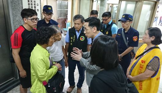 嘉義地檢署檢察長謬卓然向李承翰的父母表示，殺警案一定嚴辦到底。 圖：嘉義地檢署/提供