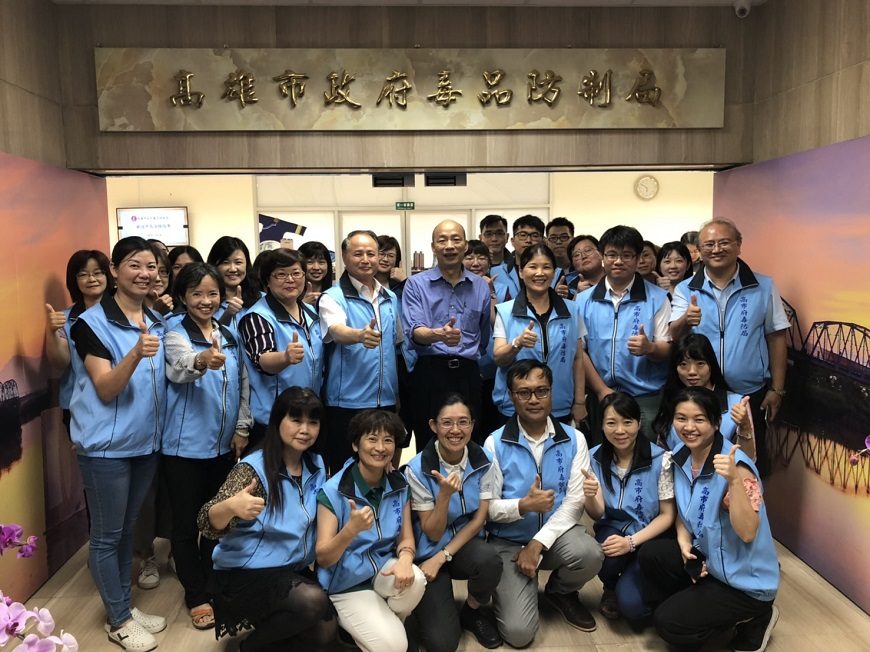 韓國瑜今晚先前往毒品防制局，聽取藥癮個案統計及毒品防制措施現況簡報。 圖：高雄市政府/提供