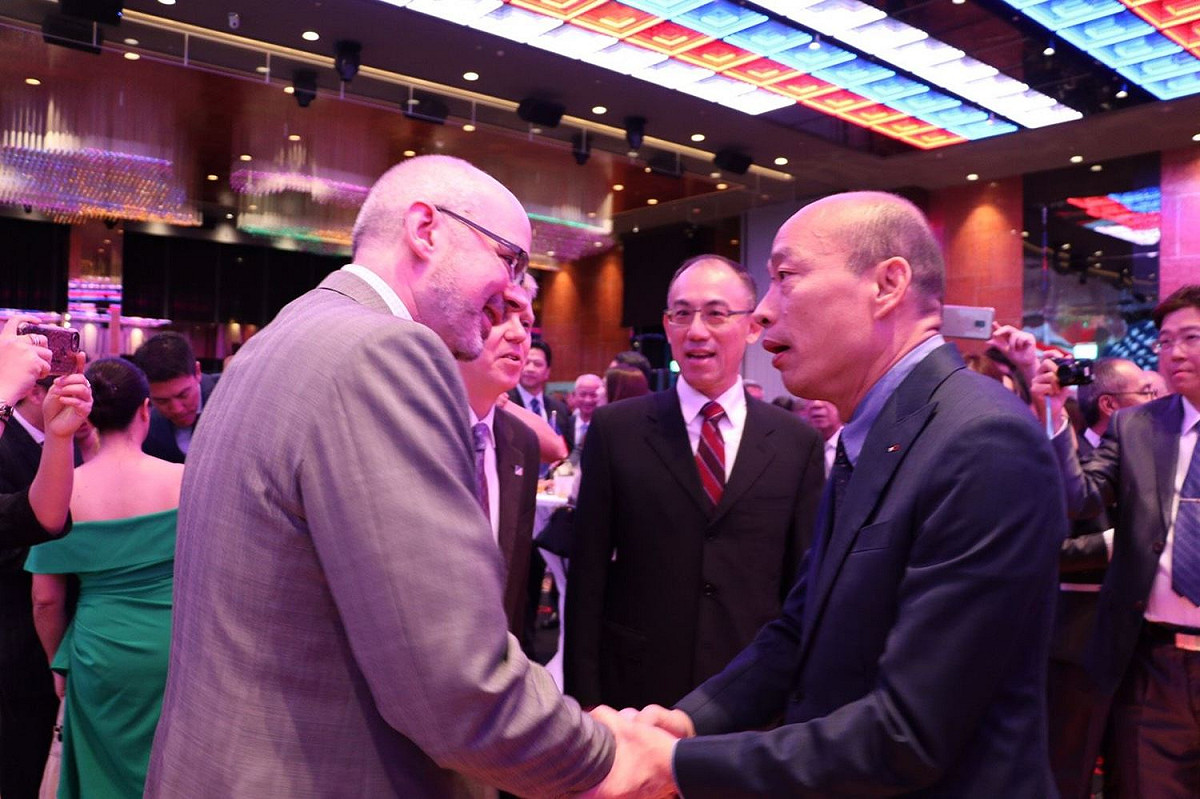 韓國瑜與AIT高雄分處長歐雨修、AIT副處長谷立言等人握手致意。 圖 : 高雄市政府/提供