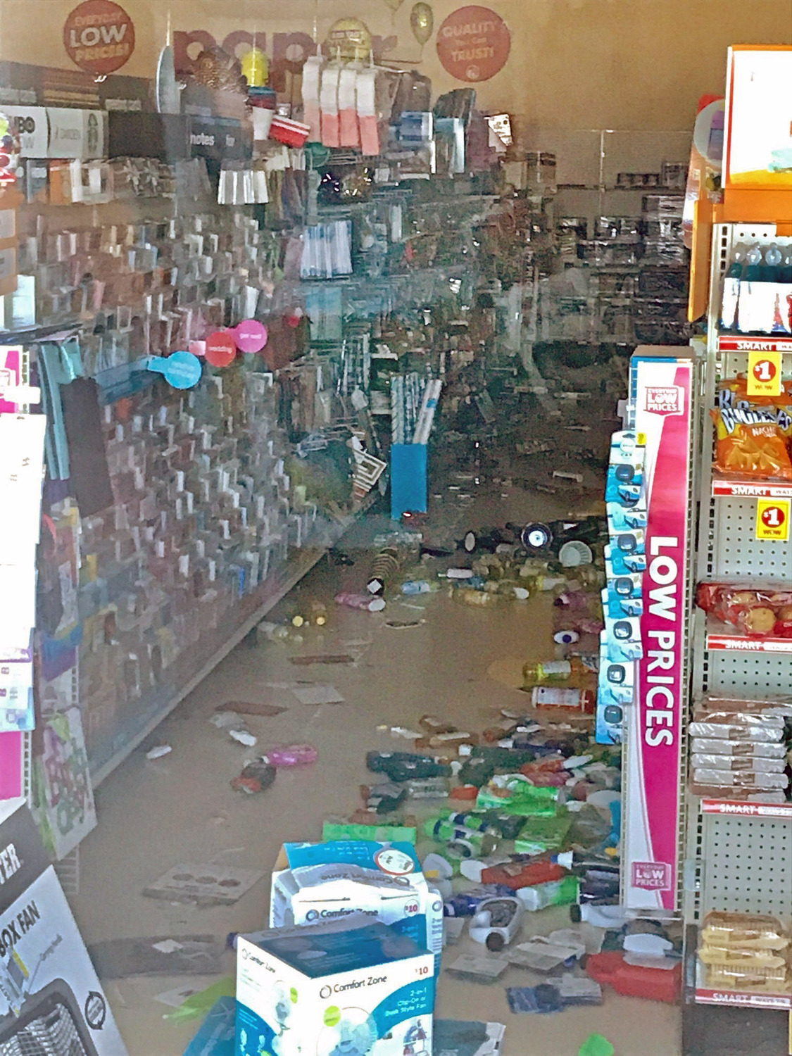 美國加州里奇雷斯特市發生一起規模6.4強震，當地商店店內物品被震得散落一地。 圖：達志影像/美聯社